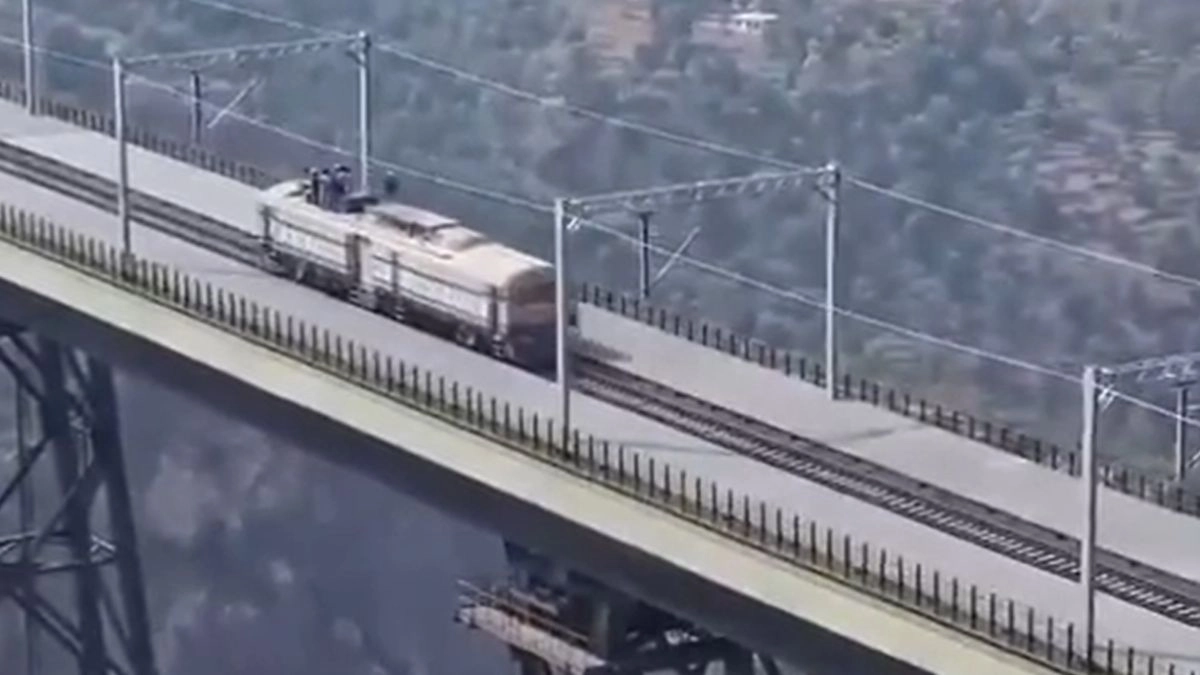 indian-railways-conducts-trial-run-on-worlds-highest-steel-arch-rail-bridge-ashwini-vaishnaw-shares-video-watch