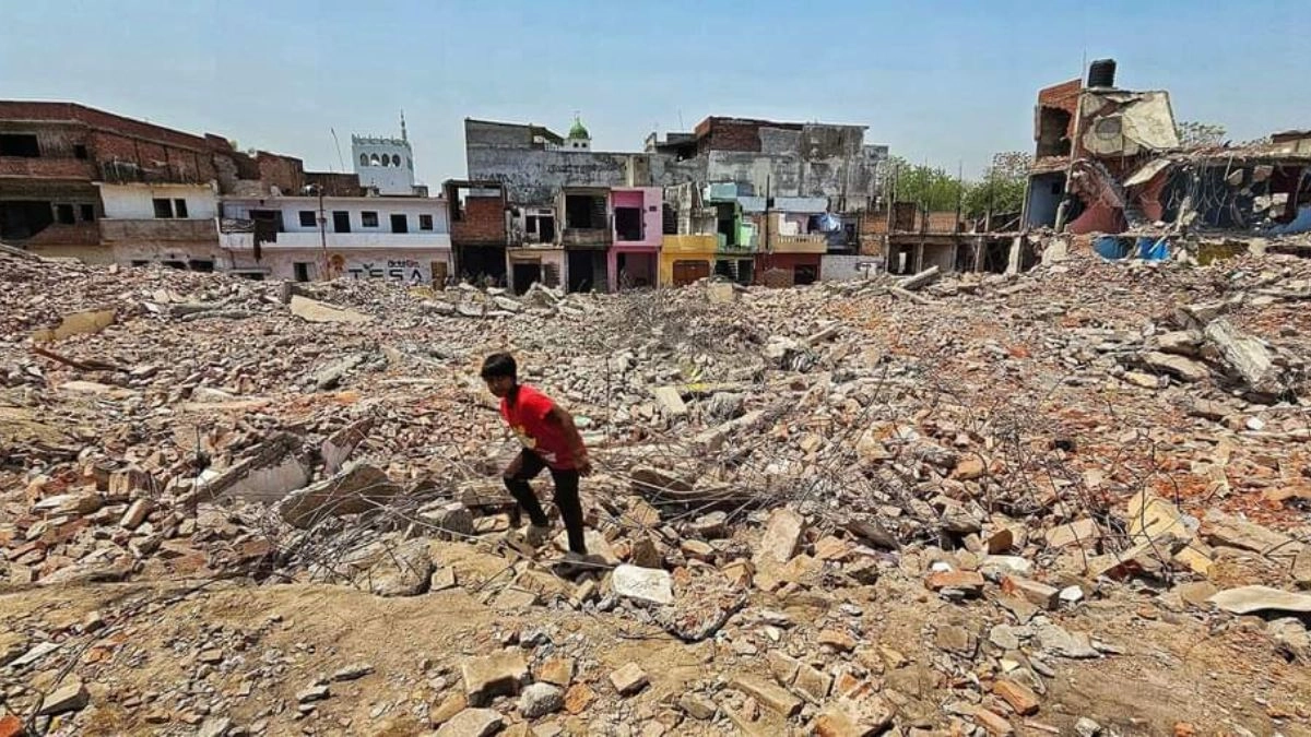 lucknow-demolition-drive-over-1200-illegal-structures-razed-on-kurail-riverbed-in-akbarnagar