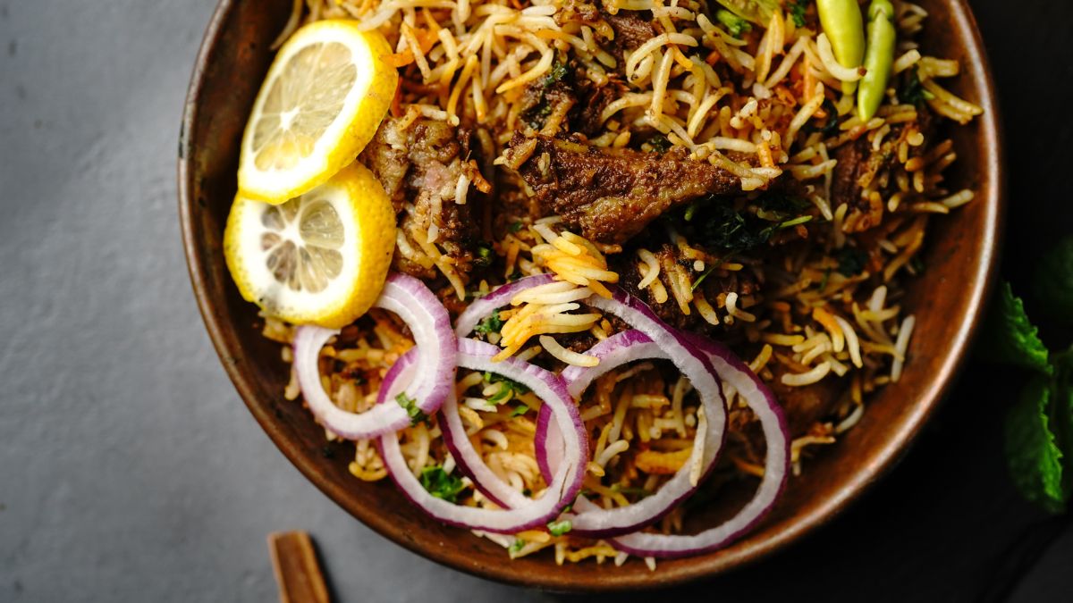 Chennai Customer Finds Worms In Biryani at Popular Restaurant; Outlet Temporarily Shut Down – Jagran English 