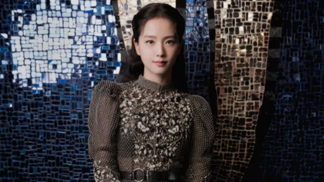 blackpink-jisoo-steals-the-spotlight-at-dior-paris-fashion-week-gets-captured-with-jennifer-lopez-and-others-photos