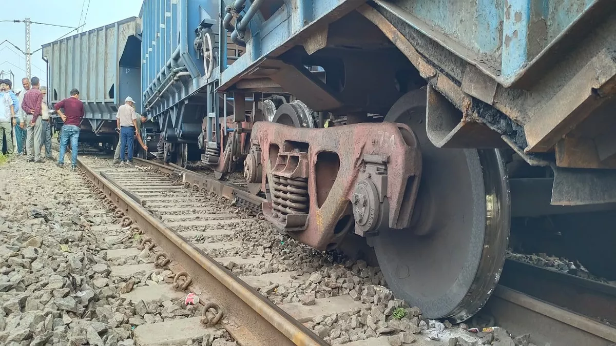 up-news-train-services-disrupted-on-delhi-howrah-route-after-goods-train-derails-in-prayagraj