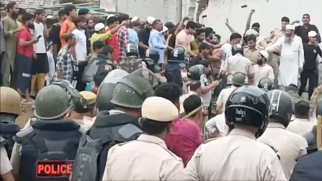 delhi-women-form-human-chain-to-halt-demolition-of-mosque-in-mangolpuri-video