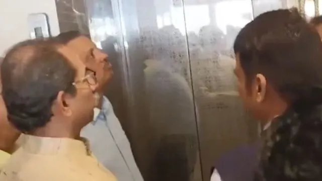 maharashtra-assembly-viral-video-shows-uddhav-thackeray-devendra-fadnavis-wait-for-lift-watch-video