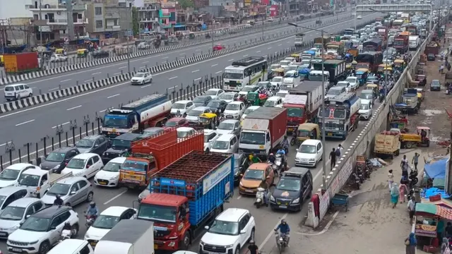 ghaziabad-traffic-jam-journey-of-five-minute-takes-over-one-hour-as-first-rain-lashes-delhi-ncr-noida-greater-noida-rainfall-photos