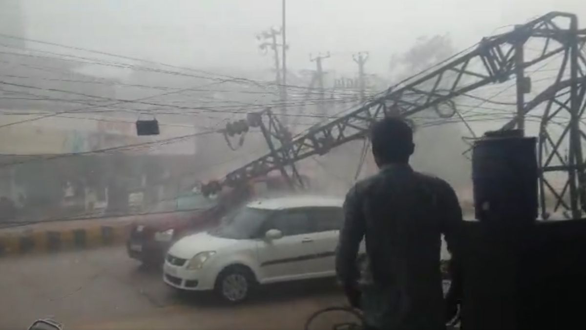 Rajasthan: High-Voltage Pole Falls On Car Amid Heavy Rain In Sri Ganganagar,  Commuters Escape Unhurt | VIDEO