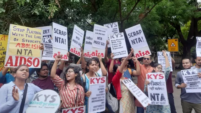 neet-ug-row-students-protest-at-delhi-jantar-mantar-demand-re-examinationa-and-action-against-nta