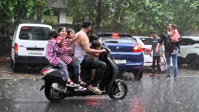delhi-noida-ghaziabad-witness-moderate-to-heavy-rain-downpour-brings-respite-from-high-temperature