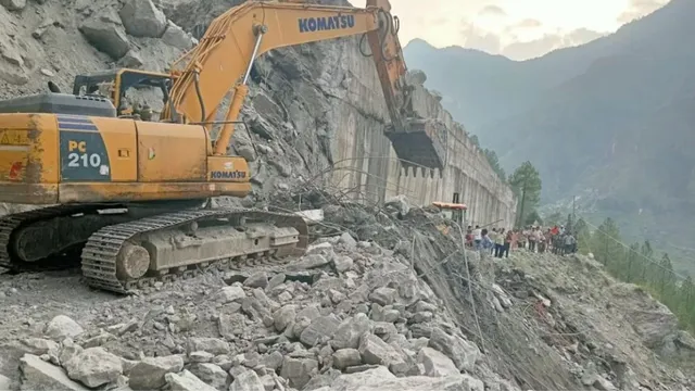 uttarakhand-chamoli-landslide-debris-from-hill-blocks-badrinath-highway-in-joshimath-bro-intensifies-efforts-to-restore-traffic