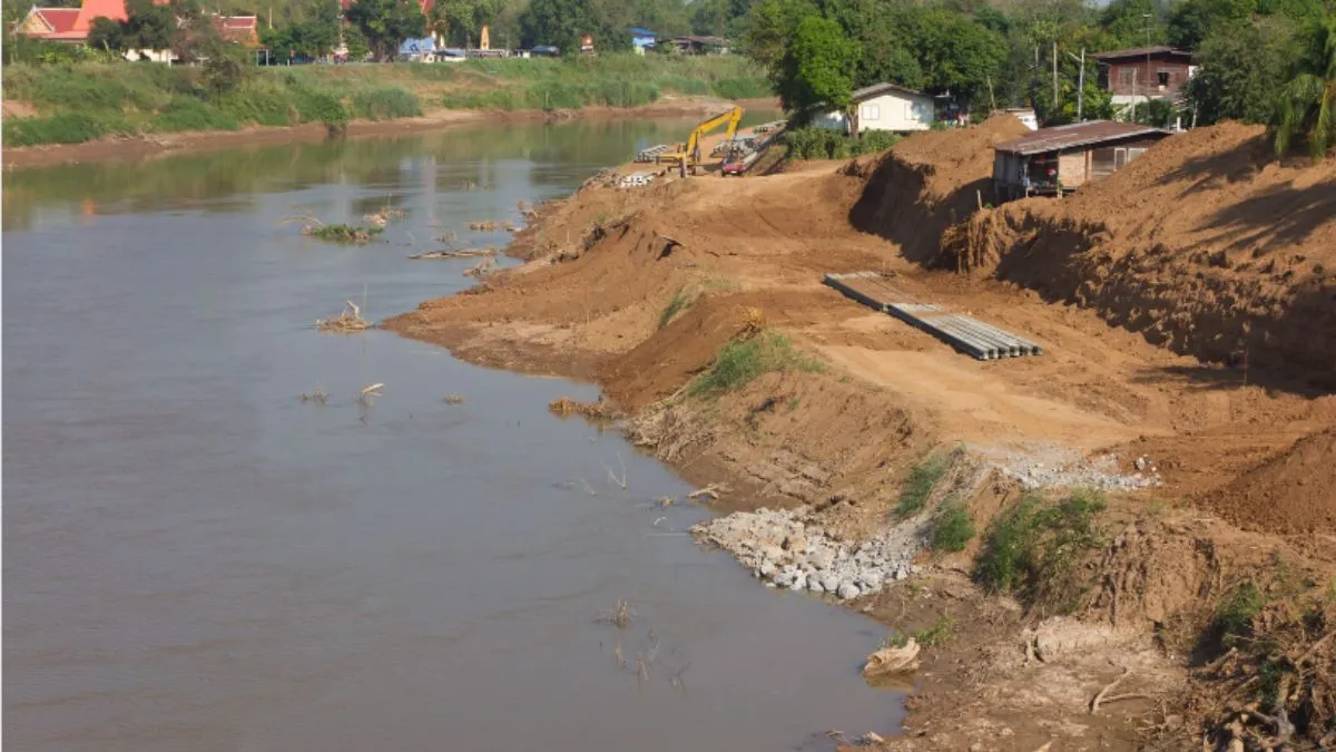 UP News: Rising Water Levels Of Saryu River Leads To Soil Erosion In ...