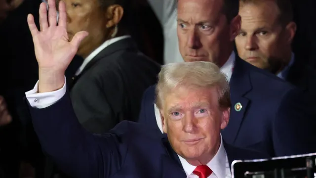 donald-trump-with-ear-bandaged-makes-1st-public-appearance-after-assassination-attempt-greeted-with-massive-applause