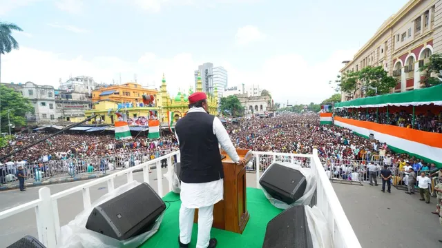 akhilesh-yadav-predicts-central-govts-collapse-at-tmc-martyrs-day-rally-in-kolkata