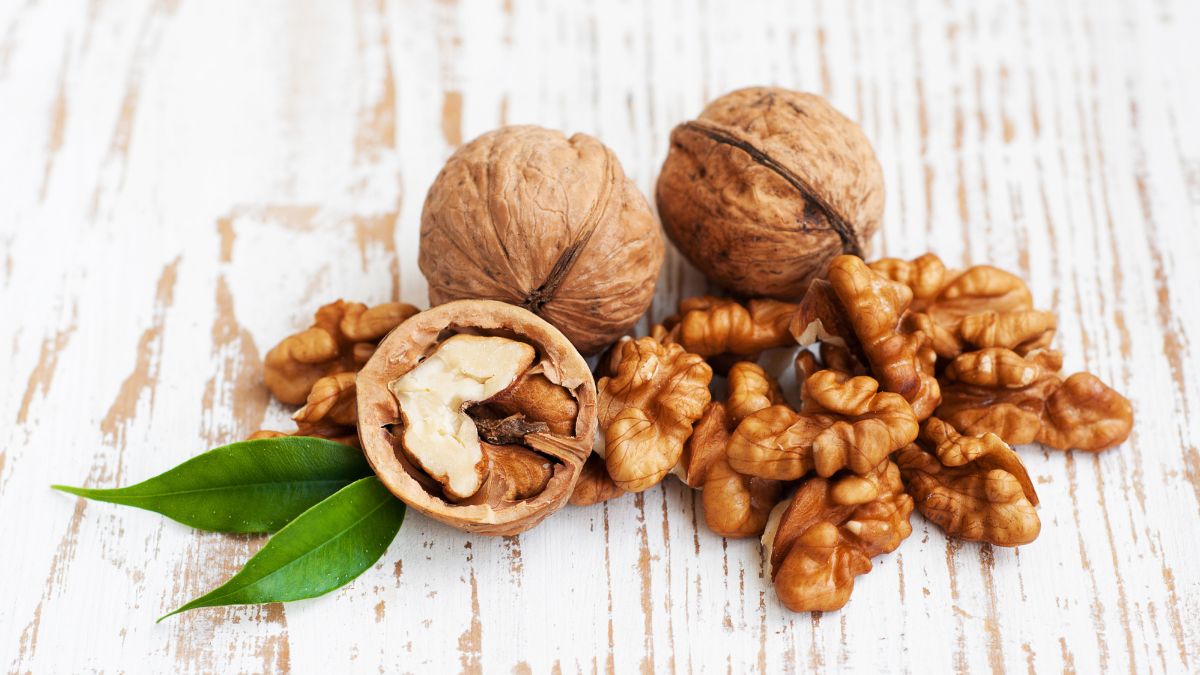5-astonishing-health-benefits-of-starting-your-day-by-eating-soaked-walnuts