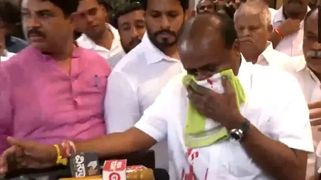 hd-kumaraswamy-nose-bleeding-during-press-conference-jds-leader-kumaraswamy-rushed-to-hospital