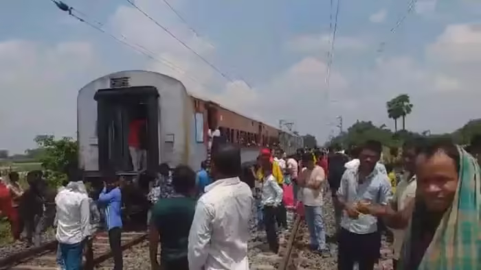 bihar-news-narrow-escape-for-passengers-as-coaches-of-bihar-sampark-kranti-express-detach-from-engine