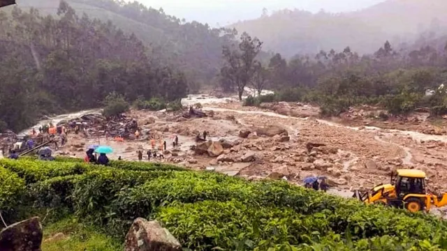 kerala-massive-landslides-hit-wayanad-hundreds-feared-trapped-rescue-efforts-underway