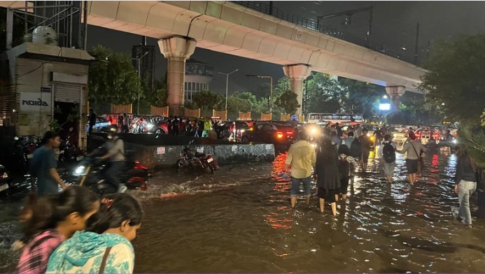 delhincr-rain-lg-vk-saxena-cautions-officers-to-remain-alert-as-heavy-downpour-lashes-national-capital