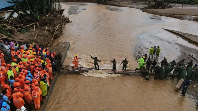 wayanad-landslide-death-toll-rises-above-200-hundreds-still-missing-rescuers-race-against-time-to-search-for-survivors