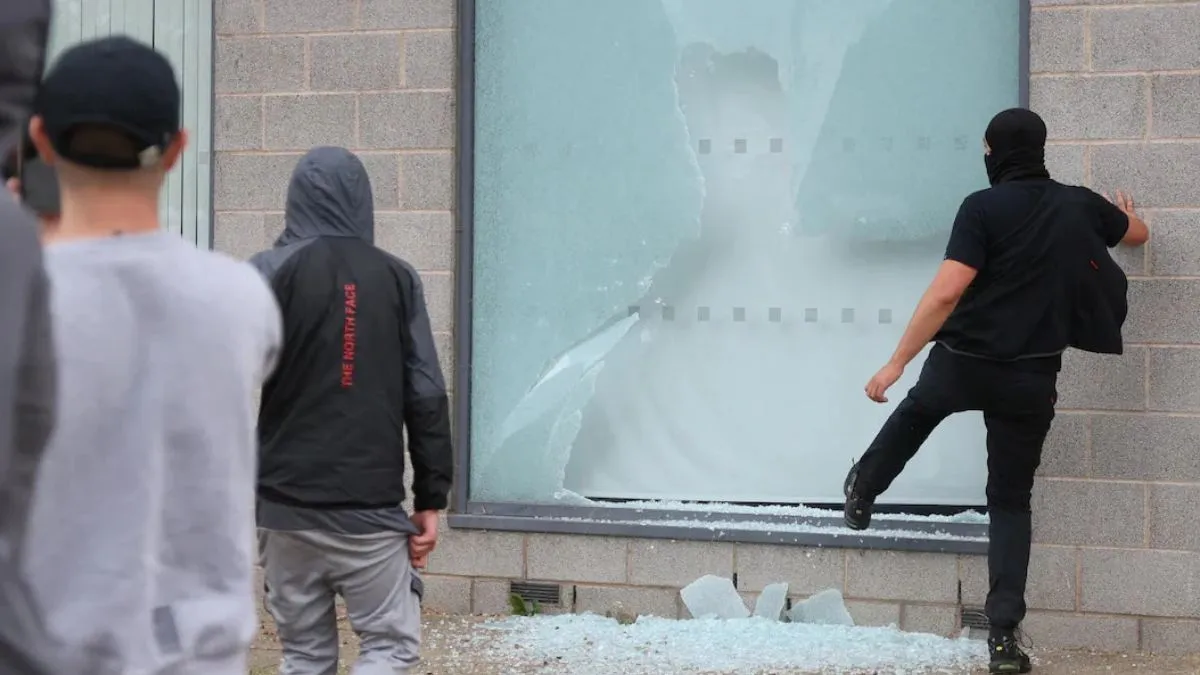 uk-anti-immigration-protests-several-shops-hotels-torched-in-riots-pm-keir-starmer-condemns-far-right-thuggery-latest-updates