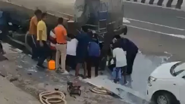 ghaziabad-people-loot-milk-from-tanker-after-accident-on-highway-video