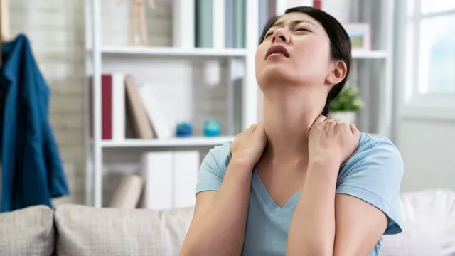 3-easy-exercises-recommended-by-expert-to-practice-in-office-for-back-strain-relief