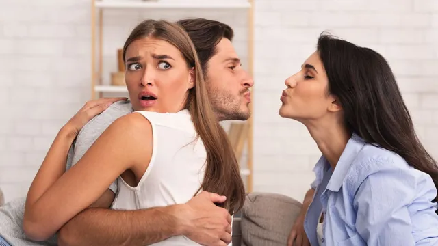 5-subtle-signs-that-your-partner-is-cheating-on-you-in-your-relationship