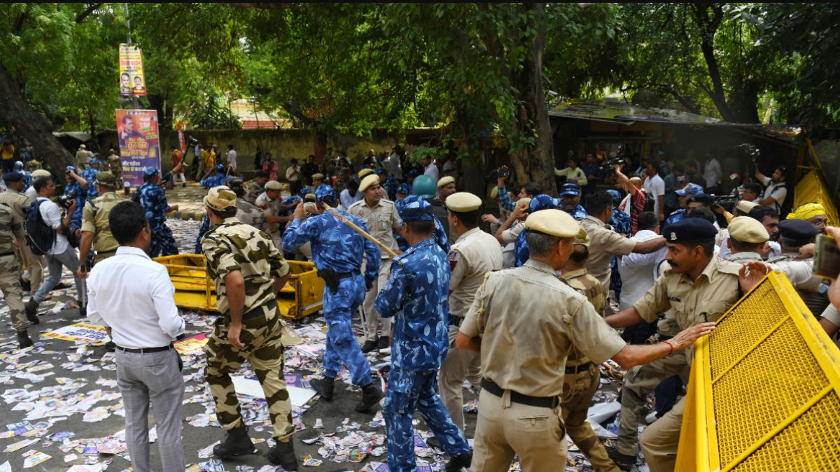 patna-police-restore-to-lathicharge-on-students-demanding-changes-in-bihar-teacher-recruitment-examination