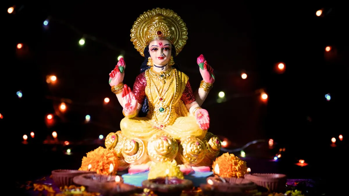 varalaxmi-vratham-2024-11-powerful-goddess-laxmi-mantras-to-chant-on-varalakshmi-vratam-for-wealth-and-abundance