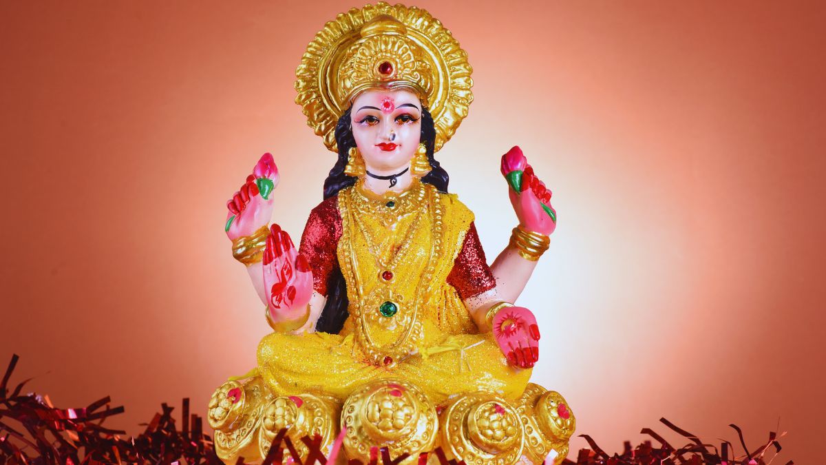 Varalaxmi Vratham 2024 11 Powerful Goddess Laxmi Mantras To Chant On