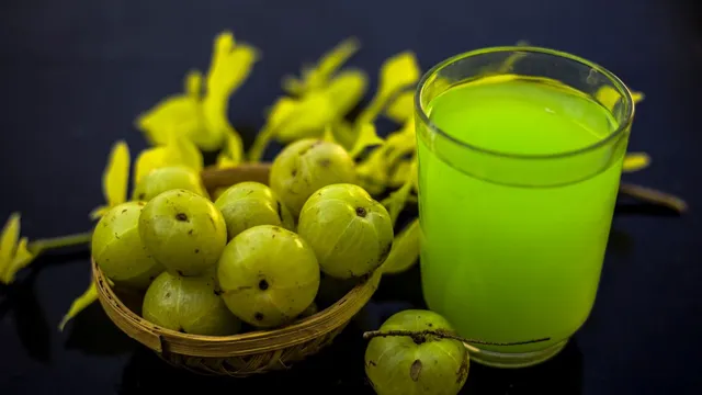 5-impressive-benefits-of-drinking-amla-juice-daily-for-digestion-hair-growth-and-skin-health