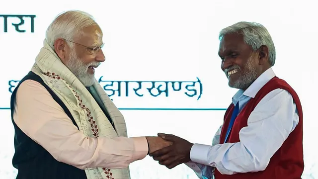 champai-soren-to-join-bjp-along-with-several-jmm-mla-lands-in-delhi-hemant-soren-jharkhand