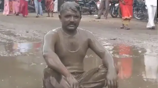 cpi-leader-takes-mud-bath-in-unique-style-protest-as-maharashtra-faces-waterlogging-issues-watch-video