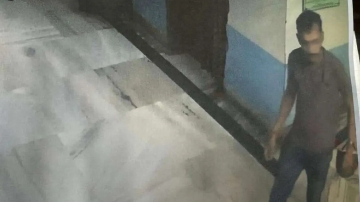 rg-kar-rape-and-murder-accused-sanjoy-roy-caught-on-cctv-entering-crime-scene-with-bluetooth-device-around-his-neck