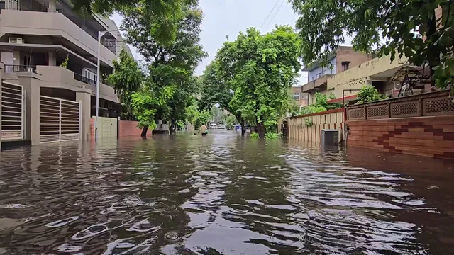 gujarat-weather-updates-imd-rain-alert-rescue-operations-floods-ahmedabad-vadodara-surat-waterlogging-latest-news-updates