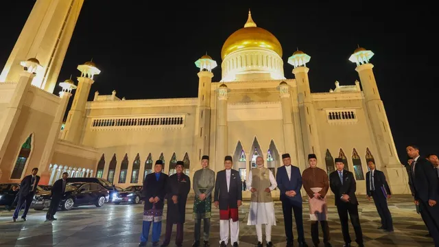 modi-brunei-visit-pm-modi-visits-omar-ali-saifuddien-mosque-in-bandar-seri-begawan-see-pics