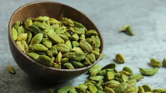 5-astounding-benefits-of-chewing-one-elaichi-everyday-to-regulate-blood-sugar-bp-and-digestion