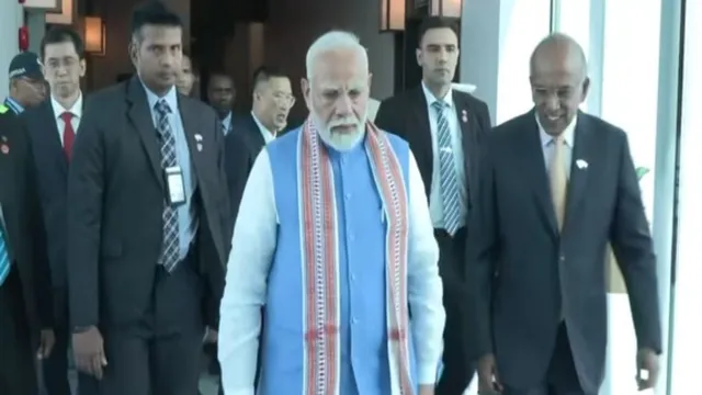 pm-modi-lands-in-singapore-on-two-day-visit-receives-warm-welcome