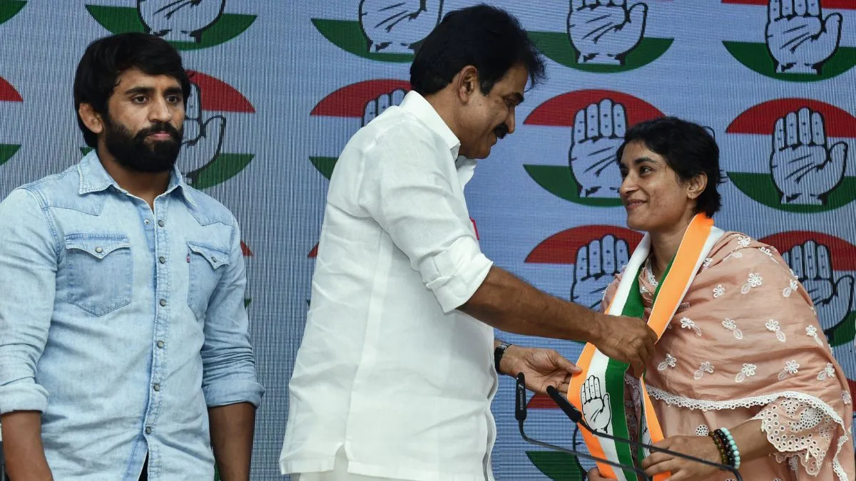 vinesh-phogat-news-congress-alleges-railways-sent-show-cause-notice-to-vinesh-after-meeting-with-rahul-gandhi