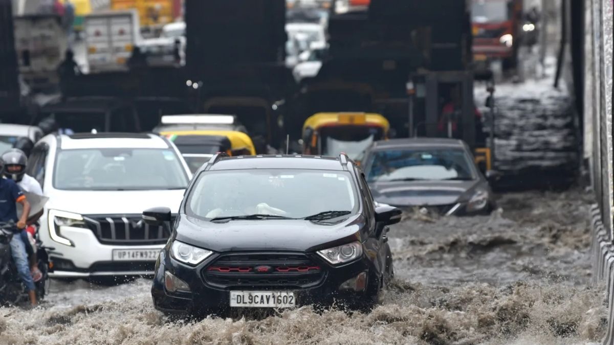 Delhi Weather Update Roads Waterlogged In Parts Of National Capital