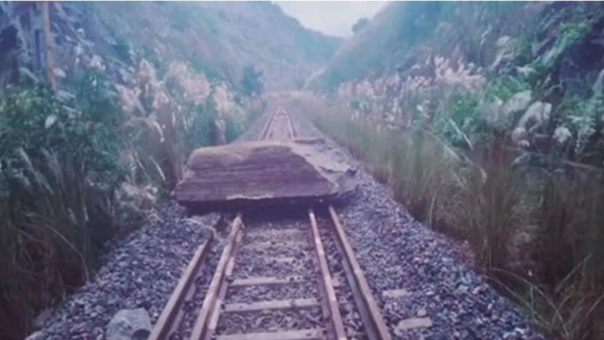 Jharkhand Train News: Massive Rock Blocks Tracks On Sidhwar-Sanki Line, Vande Bharat, Other Trains Rerouted