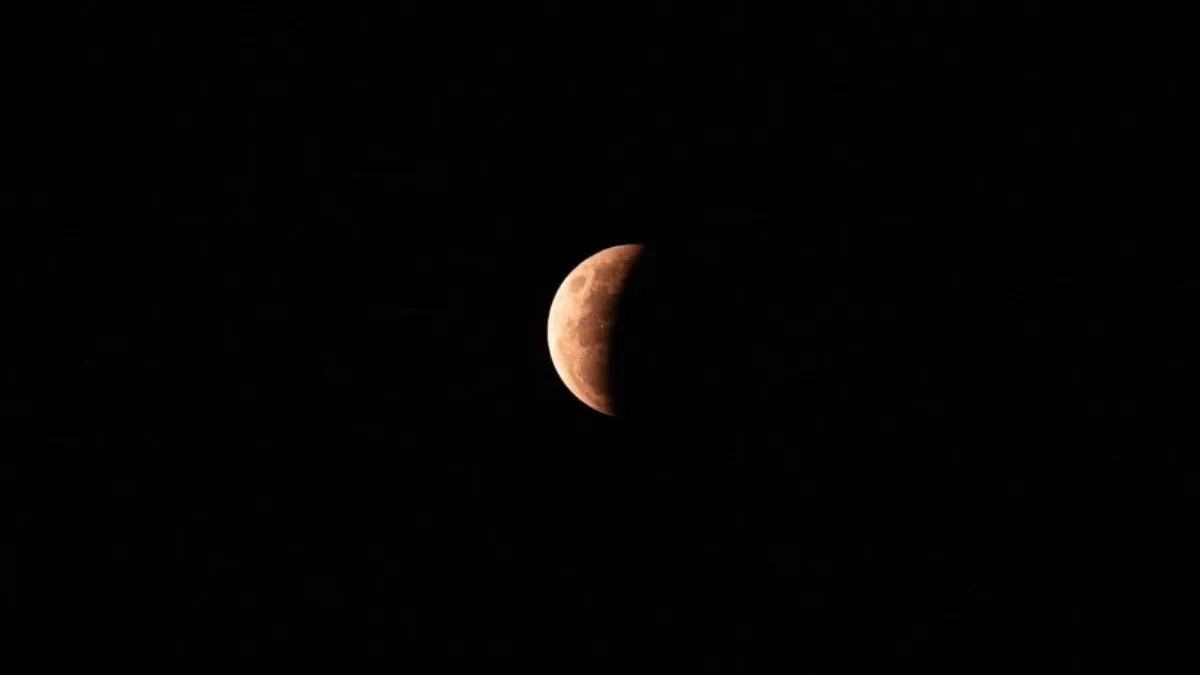 chandra-grahan-2024-partial-lunar-eclipse-effects-on-12-zodiac-signs-these-5-rashi-have-to-be-cautious