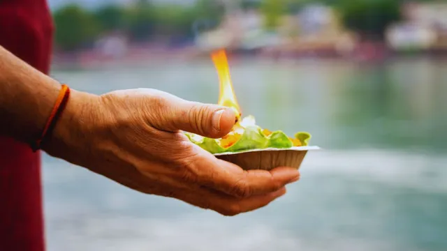 pitru-paksha-2024-vidhi-and-significance-of-performing-tarpan-and-shradh-for-deceased-family-members