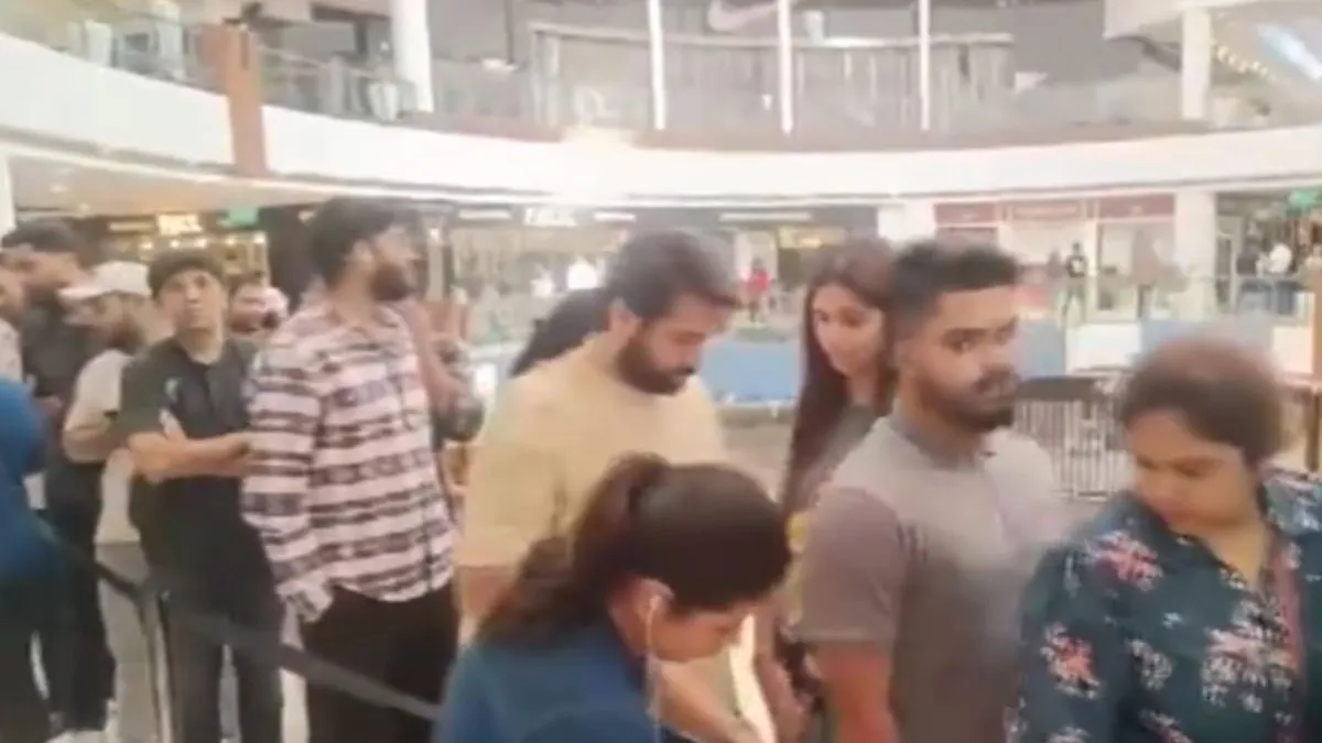 iphone-16-series-launch-apple-fans-crash-markets-big-lines-seen-outside-stores-in-delhi-mumbai-watch-video-delhi-mumbai-apple-stores