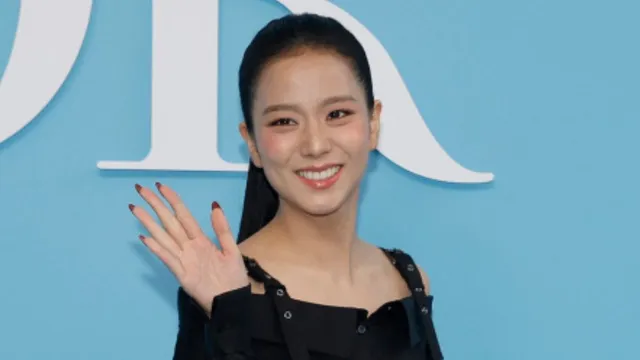 blackpink-jisoo-shines-at-dior-paris-fashion-week-gets-clicked-with-anya-taylor-joy-rosalia-and-jennifer-garner