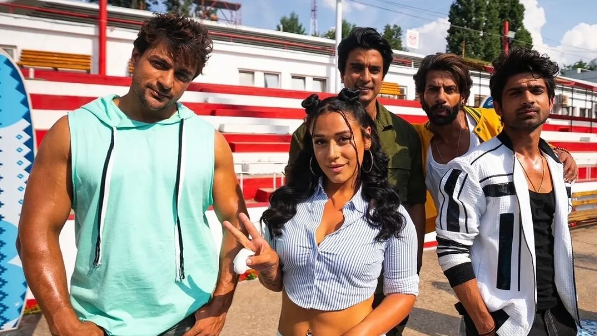 khatron-ke-khiladi-14-winner-name-out-gashmeer-mahajani-abhishek-kumar-karanveer-mehra-contestant-lifts-trophy