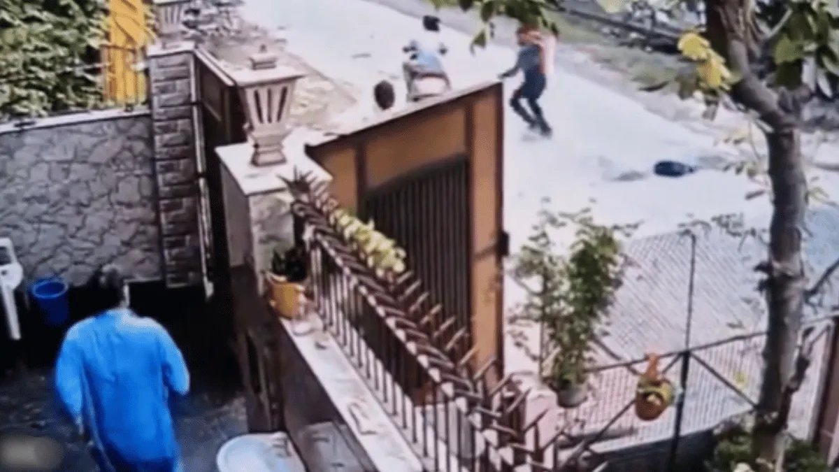 men-snatch-woman-gold-chain-from-outside-her-residence-gate-in-ghaziabad-viral-video
