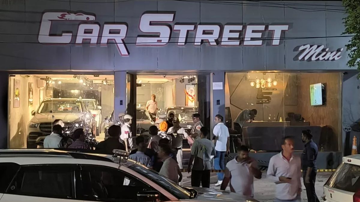 delhi-firing-shooting-at-car-showroom-in-naraina-several-rounds-fired