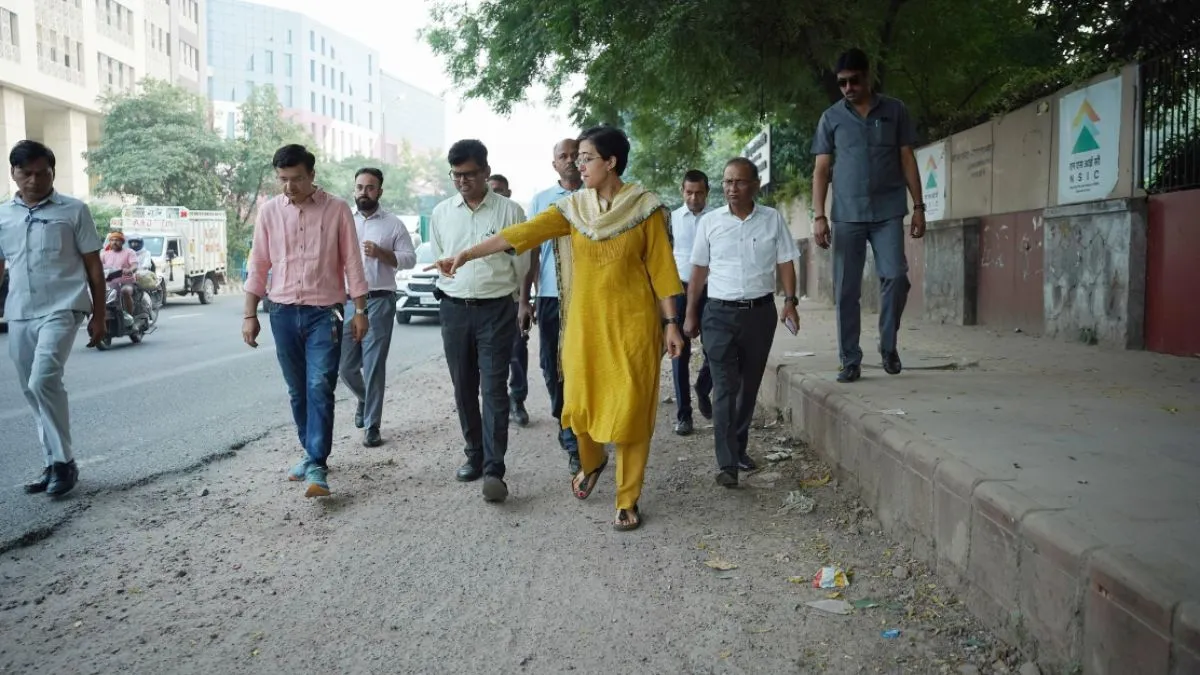 team-atishi-inspects-delhi-roads-to-make-them-potholefree-by-diwali-instructs-repair-on-war-footing