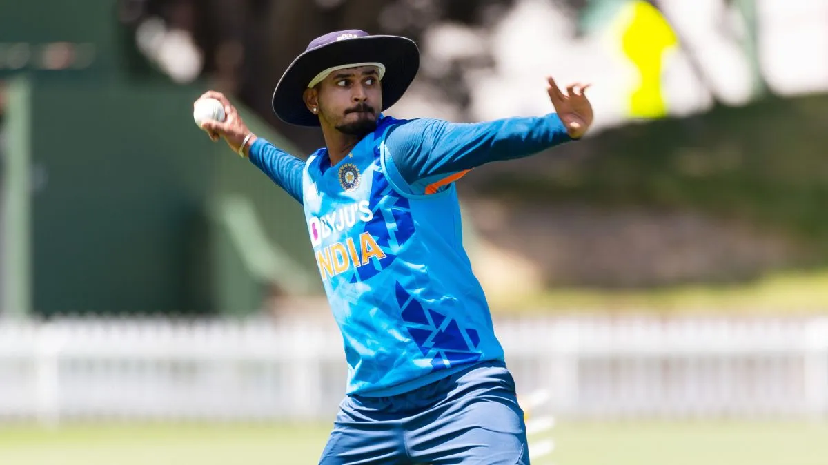 shreyas-iyer-helps-underprivileged-kids-outside-ekana-stadium-ahead-of-irani-cup-match-his-heartwarming-gesture-goes-viral-watch