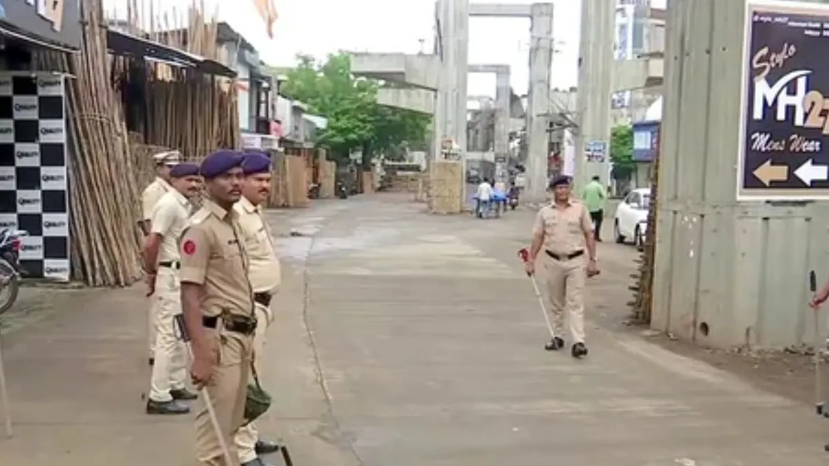 yati-narsinghanand-offensive-remark-on-prophet-mohammad-stirs-up-communal-tension-in-amravati-mob-hurls-stones-21-cops-injured