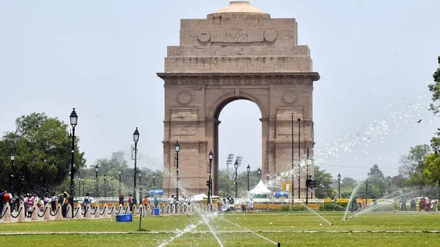 weather-updates-delhi-to-experience-humid-temperatures-rain-likely-in-parts-of-madhya-pradesh-check-forecast